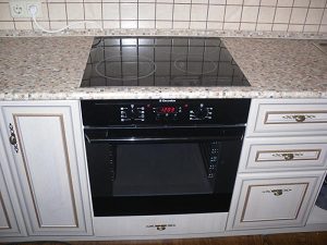 ustanovka_elektricheskoy_varochnoy_paneli_i_duhovki_12